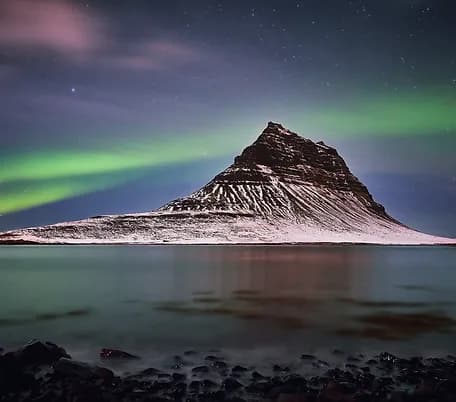 Aurora boreal sobre Kirkjufell, Islandia