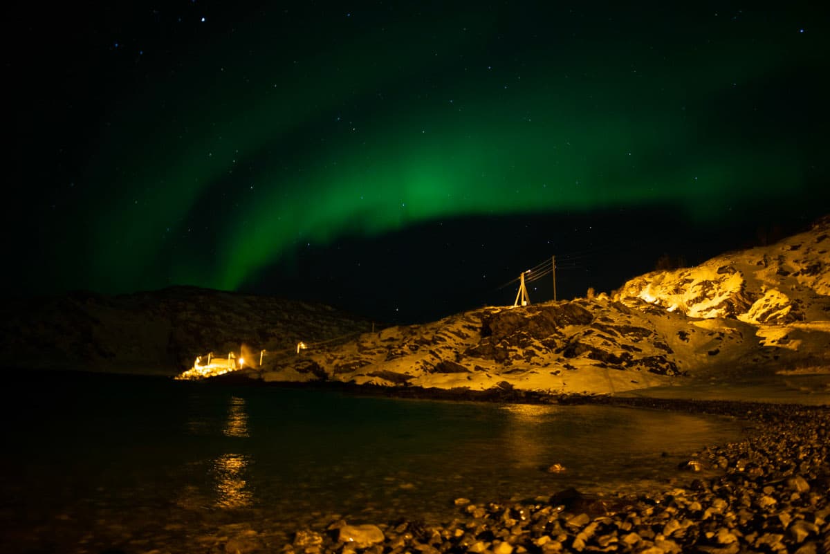 Aurora boreal sobre el muelle de Skjervøy