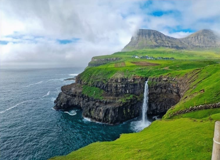 Cascada Múlafossur y pueblo de Gásadalur en las Islas Feroe