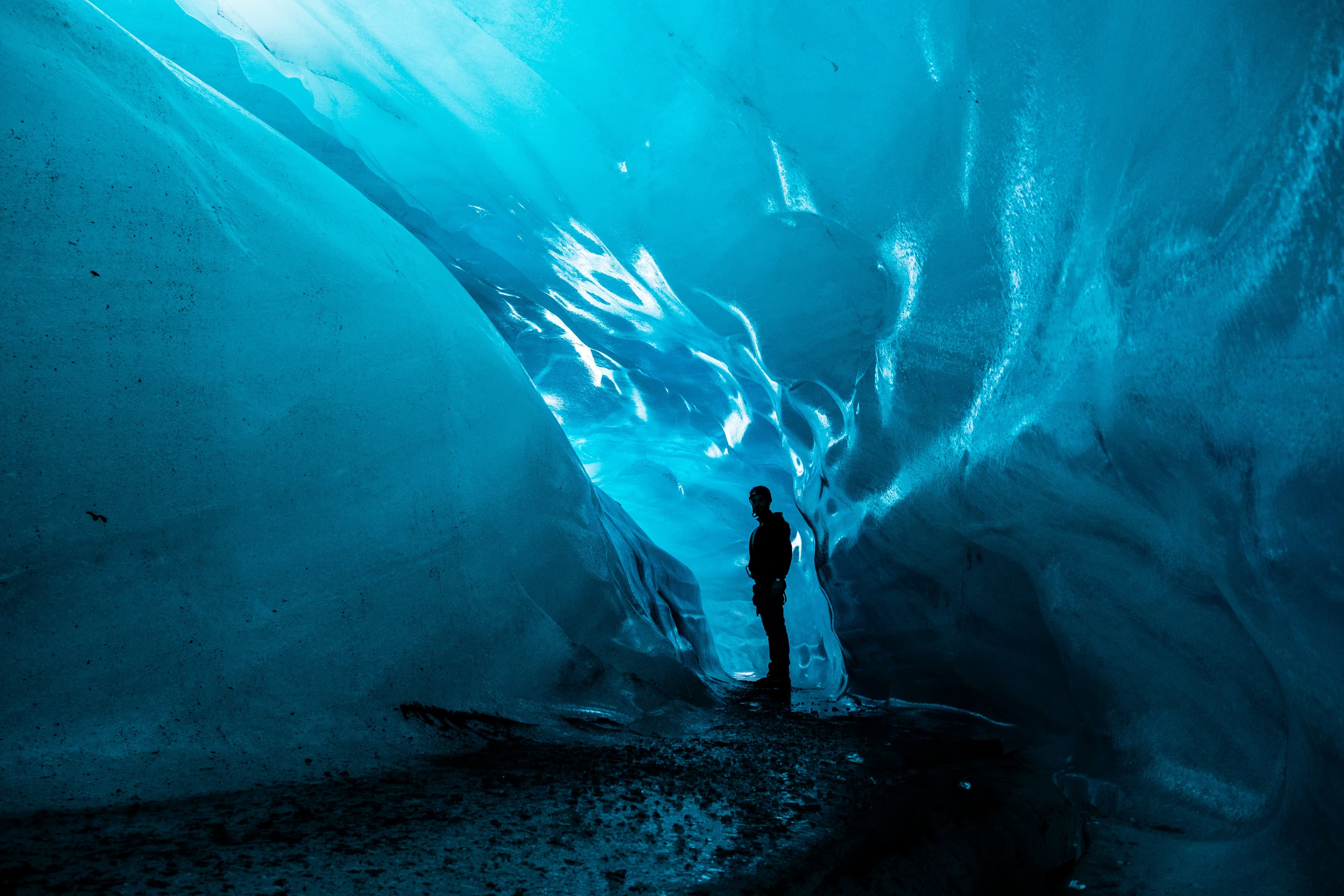 Interior de una cueva de hielo en el glaciar Vatnajökull