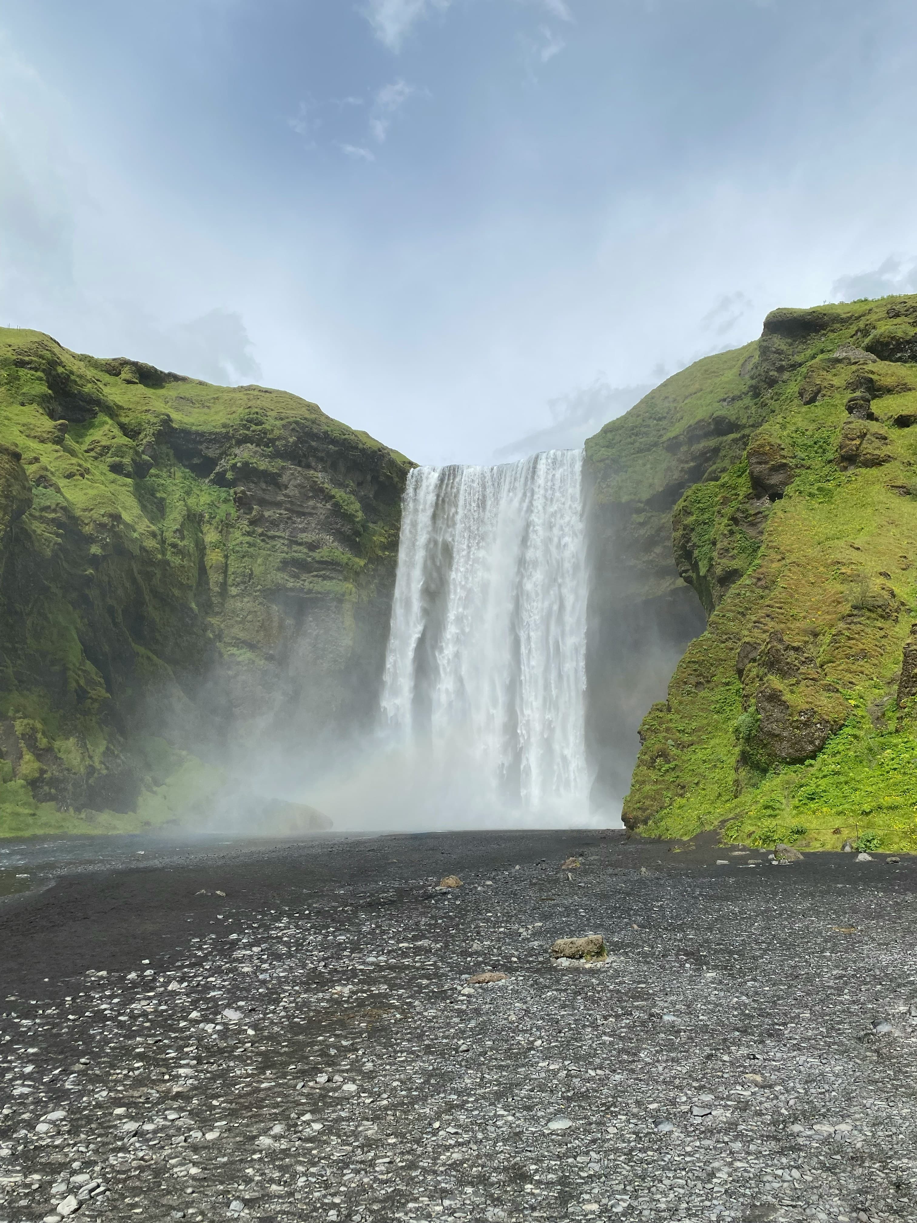 Cascada y playa negra en el sur de Islandia