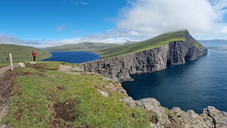 Vista del lago Sørvágsvatn desde Traelanípan