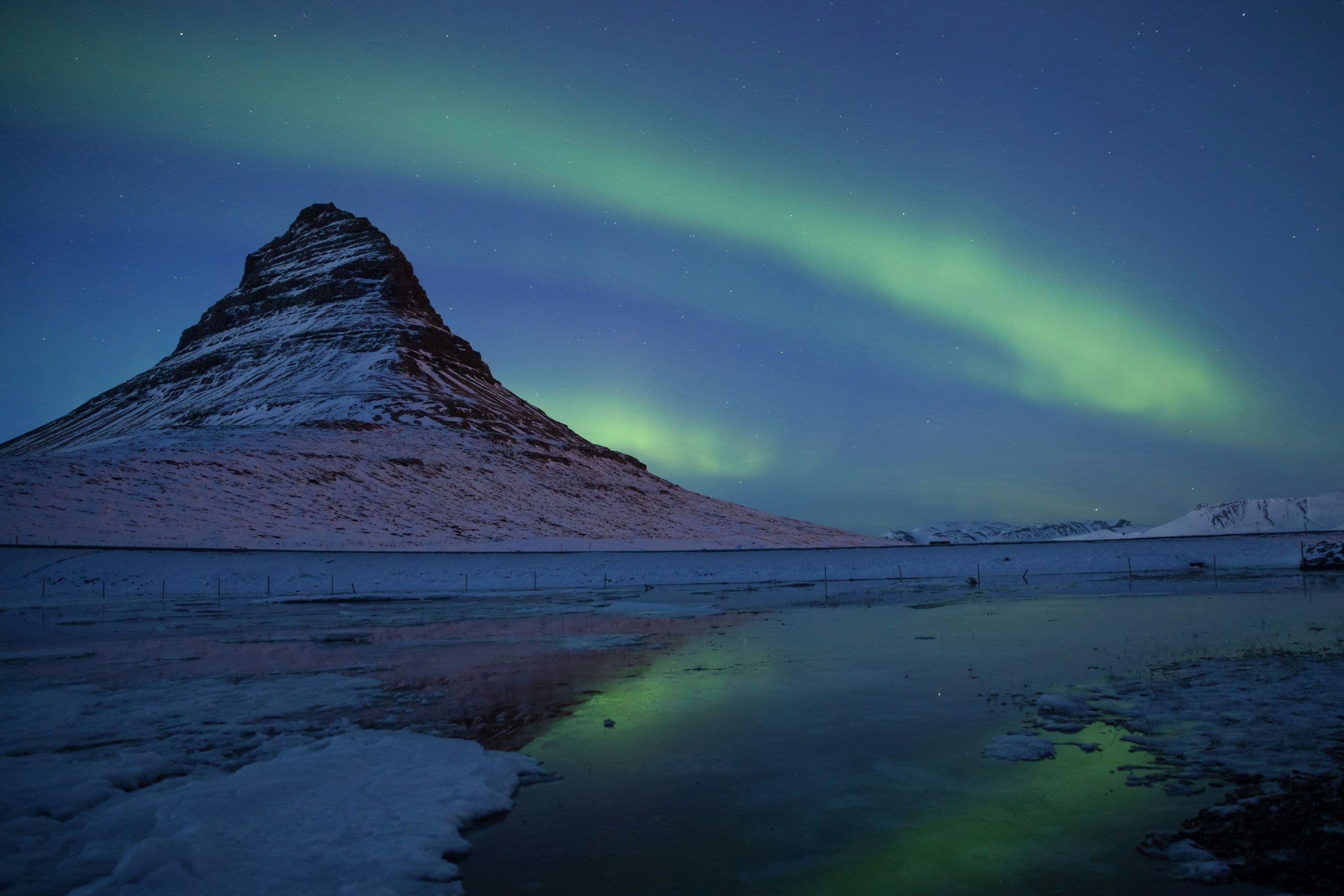 Auroras boreales en el cielo nocturno de Islandia